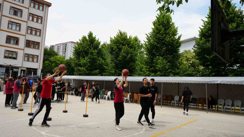 Üniversite öğrencileri özel bireylere sporla katkı sağlıyor