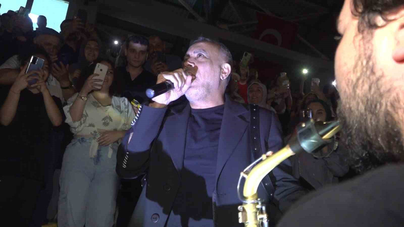 Haluk Levent’ten Amasya’da tribünde konser