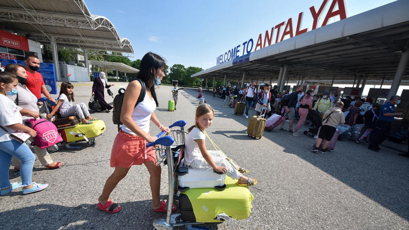 Antalya Havalimanı'nda mayısta yaklaşık 4 milyon yolcuya hizmet verildi