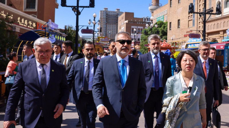 Bakan Fidan Urumçi'de Yanghang Camii'ni ve Uluslararası Büyük Pazar'ı ziyaret etti