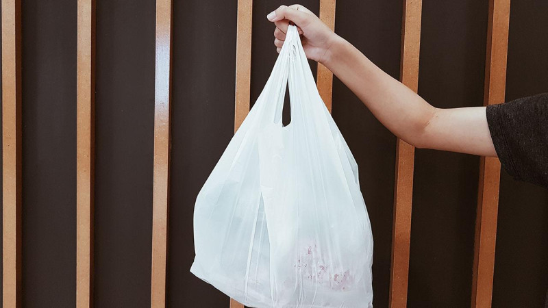 Ücretli alışveriş poşetleriyle 1 milyon tondan fazla plastik atık engellendi