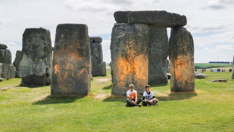 İngiltere'de çevreciler Stonehenge taşlarına turuncu toz boya püskürttü