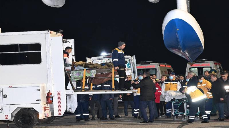 Kazakistan'da düşen uçaktan kurtulan 14 Azerbaycan vatandaşı Bakü'ye getirildi