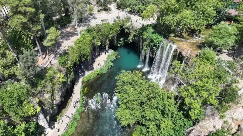 Antalya'nın Serinliği: Düden Şelalesi Yaz Sıcağından Kaçanların Gözdesi