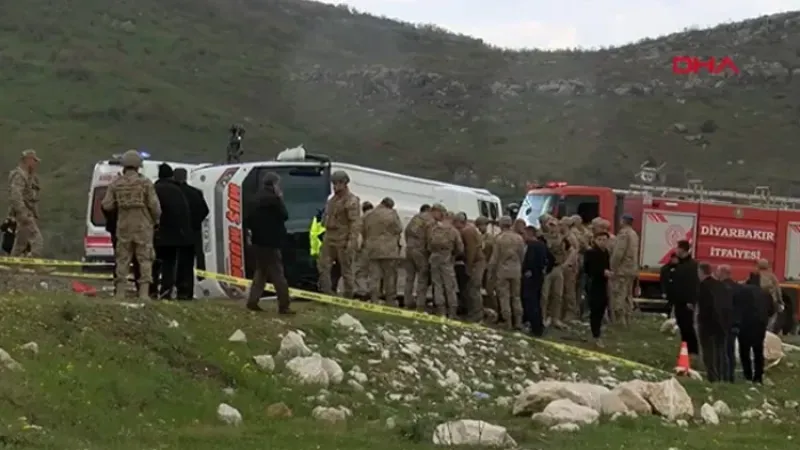 Son dakika... Yolcu midibüsü devrildi: Yaralılar var.