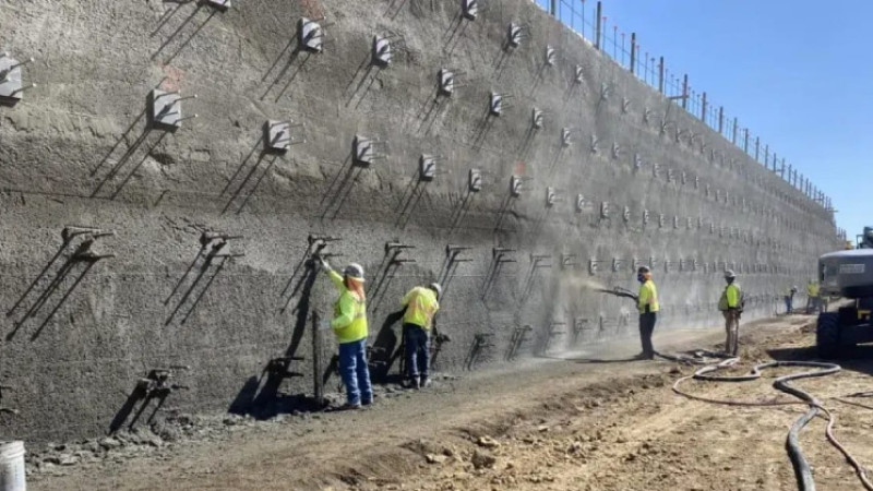 Kadıköy'de istinat duvarı çöktü, ölü ve yaralı..