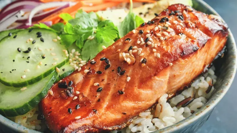 Somon Bowl Rengarenk sebzeler ve buharda pişmiş somon.