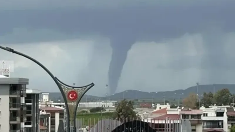 İzmir'in Menemen ilçesinde, karada dev hortum oluştu. 